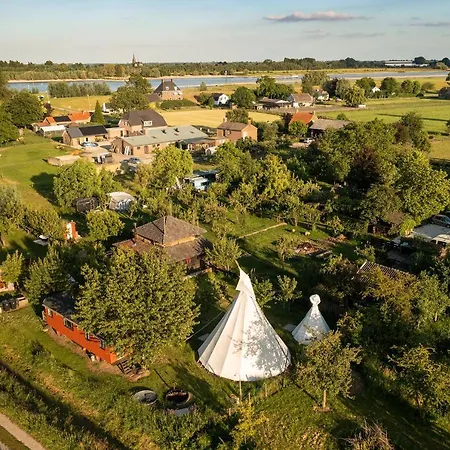 Slapen Tussen De Schapen In De Tante Tipi *