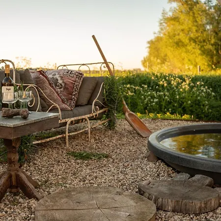 Luxury tent Slapen Tussen De Schapen In De Tante Tipi Zennewijnen