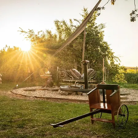 Slapen Tussen De Schapen In De Tante Tipi Luxuszelt