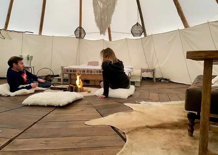 Slapen Tussen De Schapen In De Tante Tipi خيمة فخمة Zennewijnen