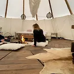 Slapen Tussen De Schapen In De Tante Tipi Luxury tent Zennewijnen