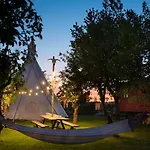Slapen Tussen De Schapen In De Tante Tipi Luxury tent