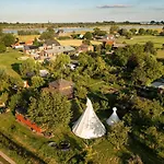 Slapen Tussen De Schapen In De Tante Tipi *