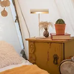 Slapen Tussen De Schapen In De Tante Tipi *
