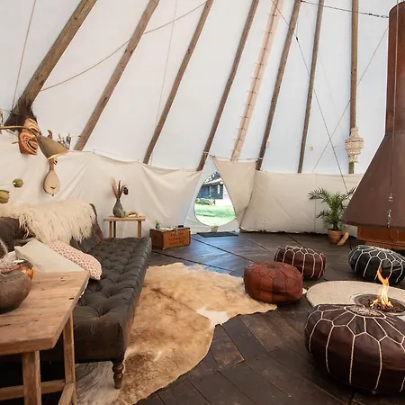 Slapen Tussen De Schapen In De Tante Tipi